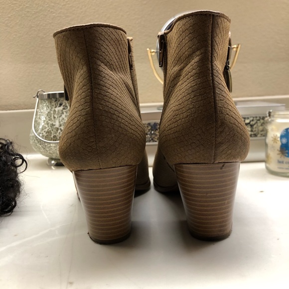 Beautiful tan womens bootie size 11M very comfortable gently worn - Picture 3 of 4